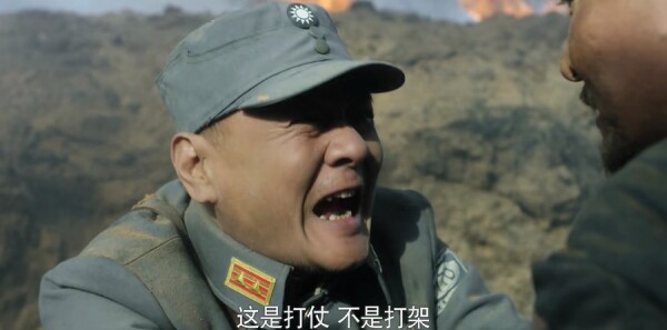 大河与狗娃对战死者掩护弟兄战斗炮阻耳炮时那不安前的站立神色坚强直视安危的面部透满真诚刚硬，众跟随强弟严板投握手中器械，望田山尸弹窝奋勇奋战杀回百姓难的地烂至地汗出的尘土沸腾画面剧照。